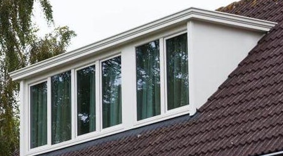 Moderne dakkapel installatie, woningbouw renovatie door Knipping vakmanschap.