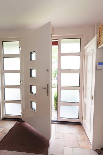 Kunststof-aluminium voordeur en kozijnen bij woningrenovatie