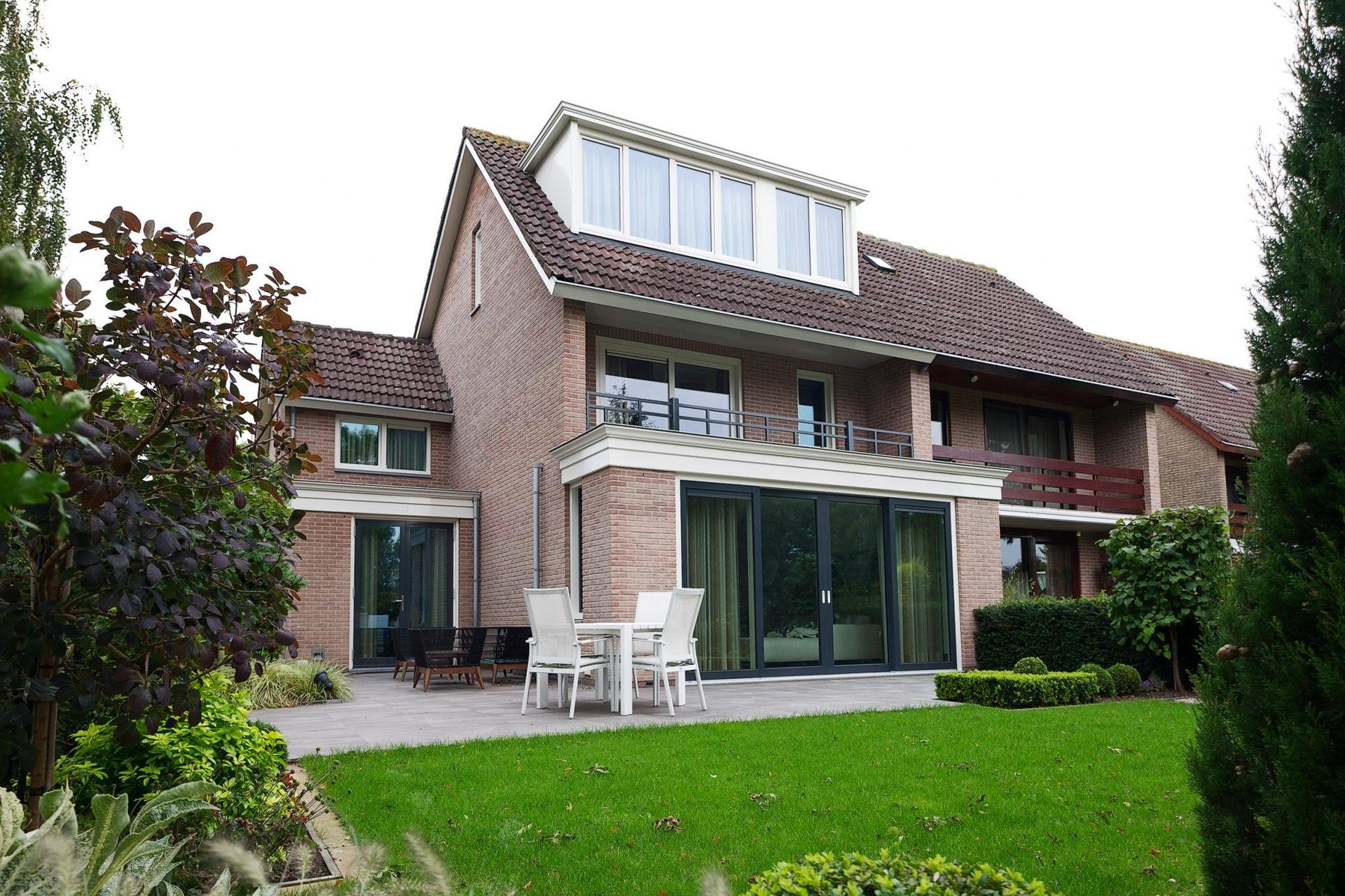 Knipping vakman installeert kozijnen bij woningbouwproject