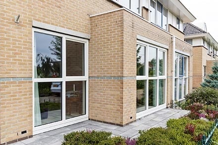 Knipping vakmanschap: renovatie van moderne gevel met dakraam