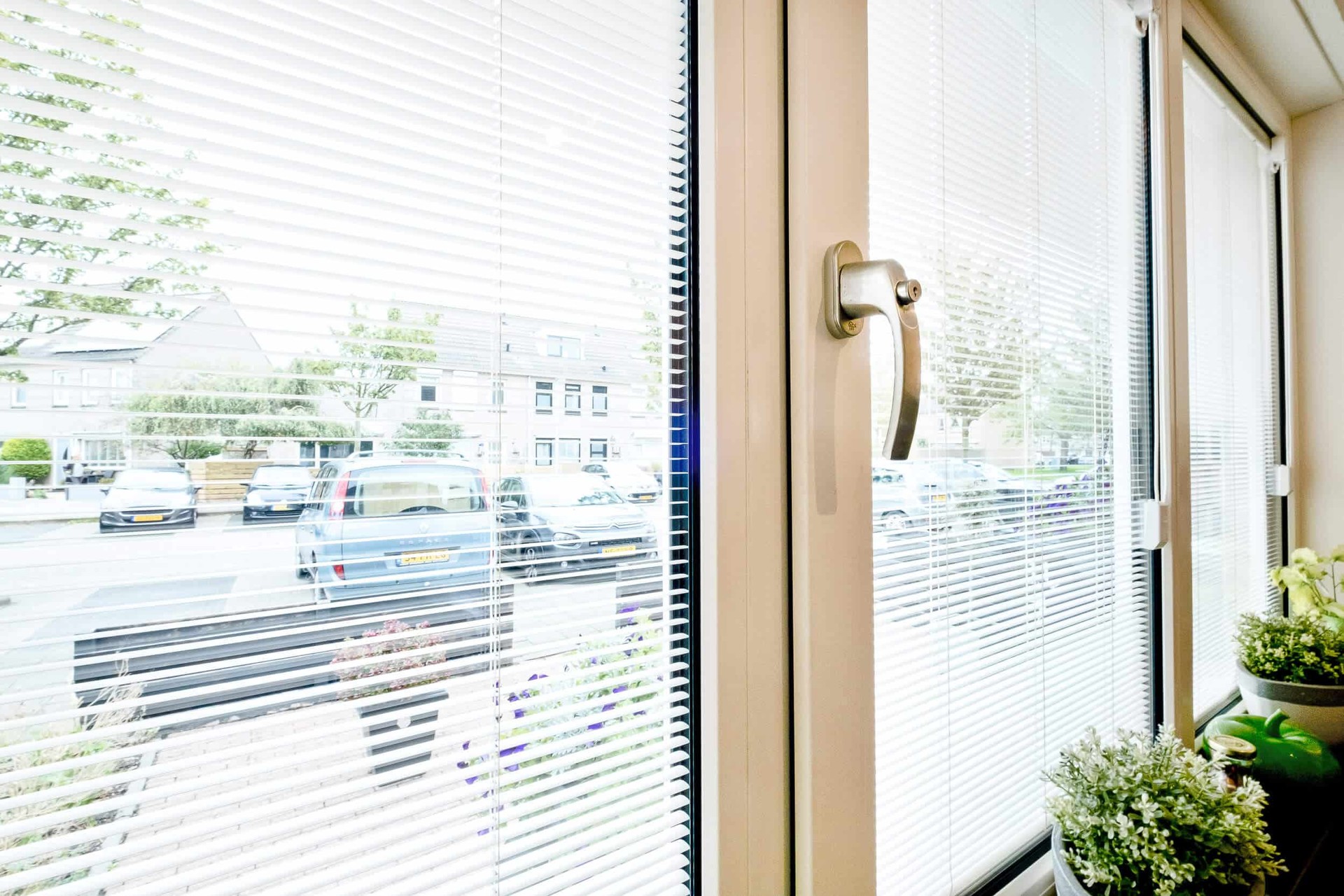 Jaloezieën tussen glas in kunststof ramen voor duurzame woningbouw