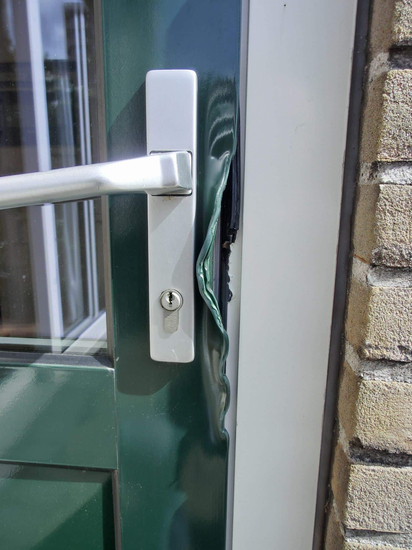 Knipping kunststof kozijnen en deuren voor veilige woningbouwrenovatie