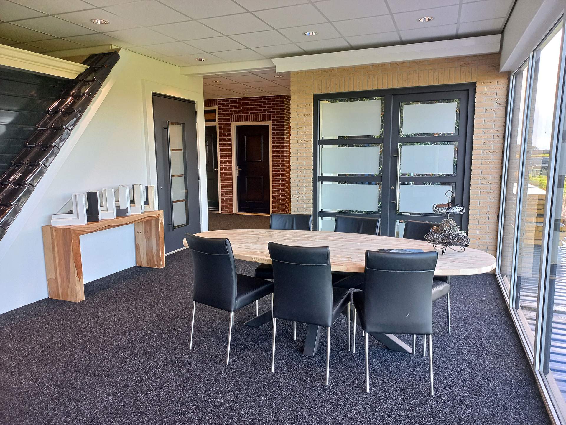 Knipping showroominterieur met stijlvolle kozijnen en deuren voor woningbouwprojecten en renovaties.