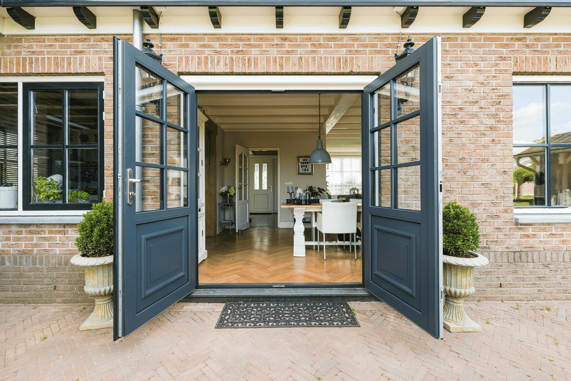 Knipping tuindeuren met vakmanschap geïnstalleerd, ideaal voor moderne woningbouw en renovatieprojecten.