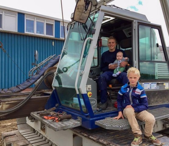 Derde generatie Knipping slaat symbolisch de eerste paal voor woningbouwproject