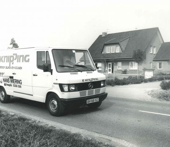 Knipping renovatie project met moderne schuifpuien en gevelisolatie