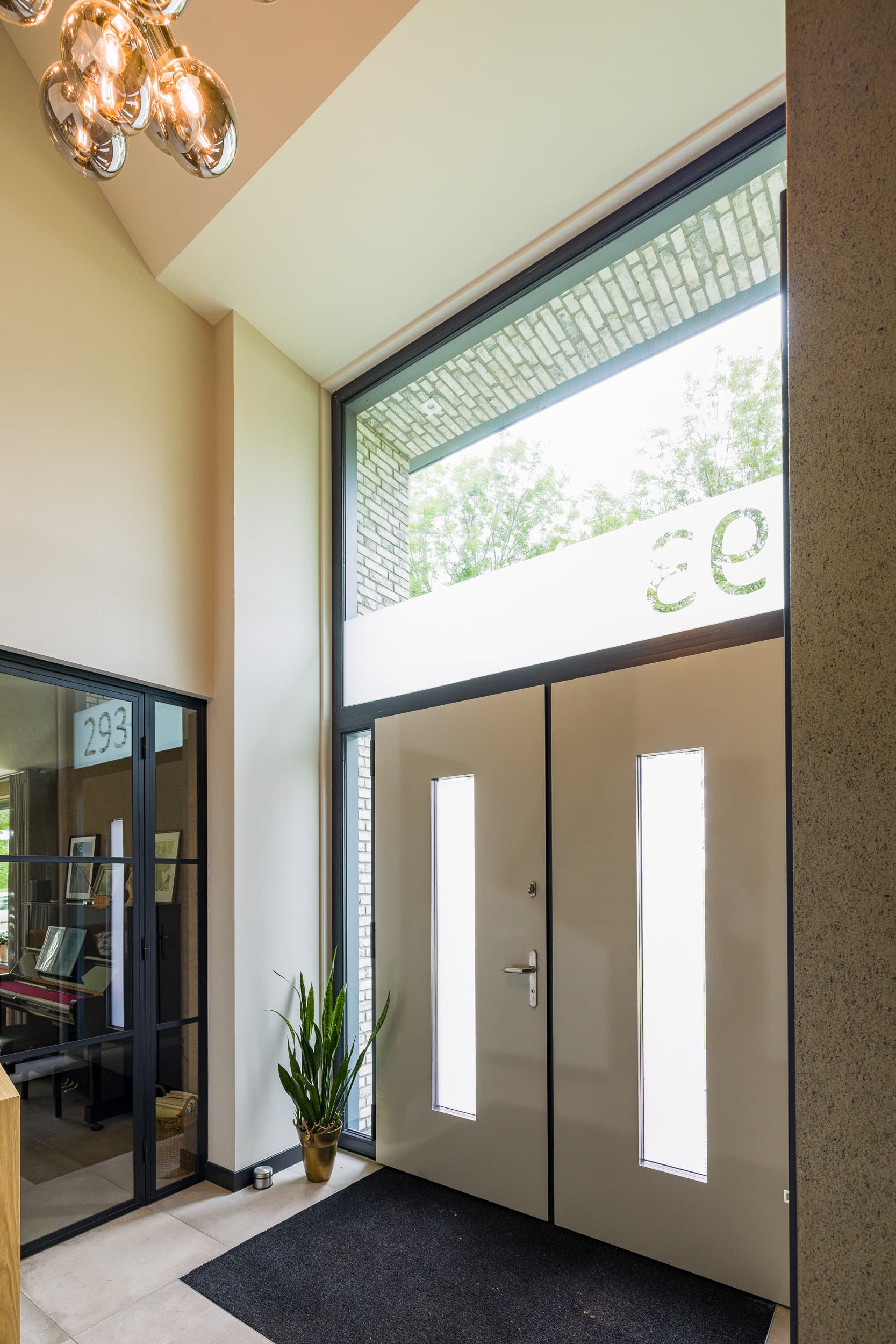 Moderne ramen in minimalistisch design voor woningbouw renovatie