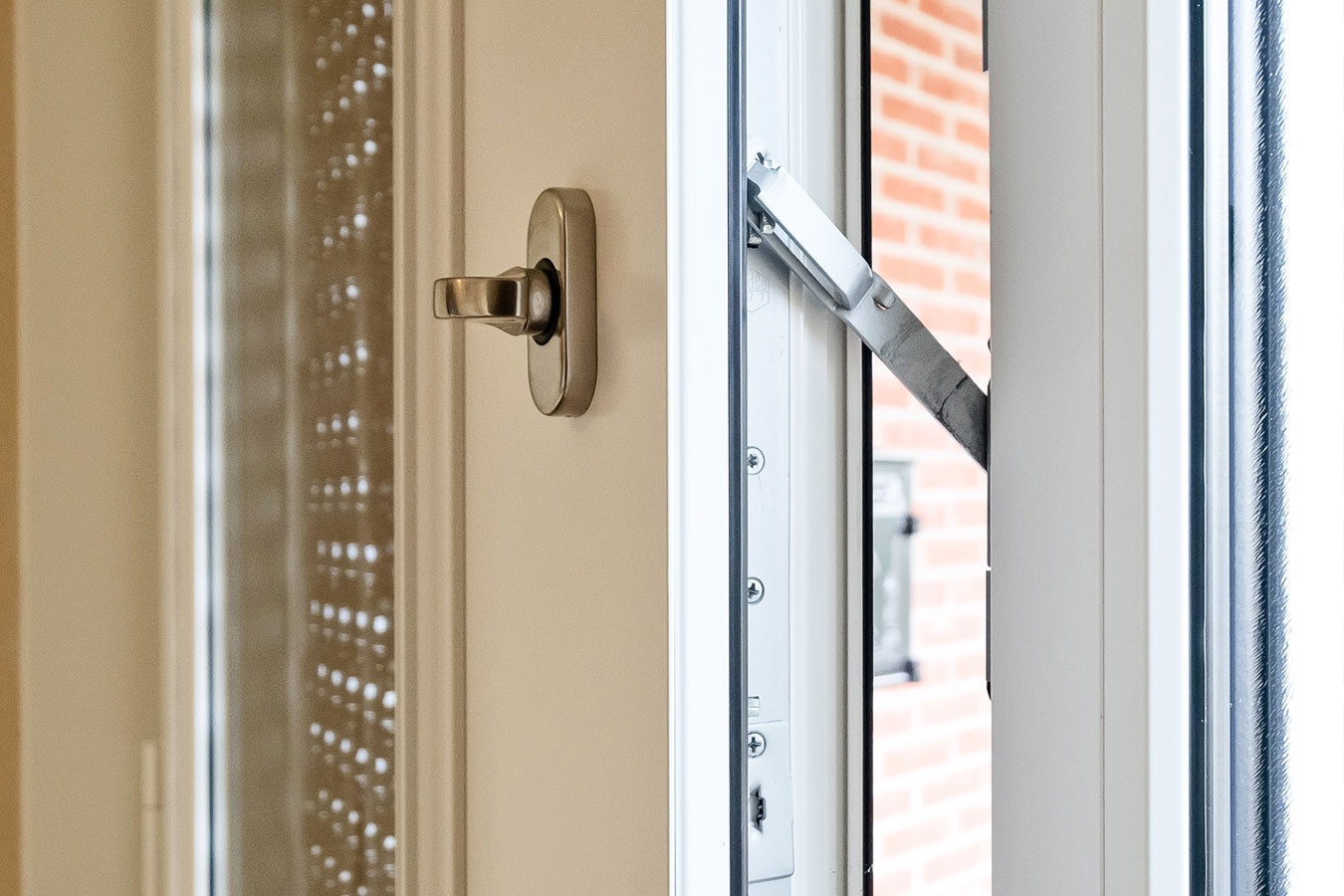 Bouwdorpel met vakmanschap voor renovatieproject, deur in woningbouw door Knipping Kozijnen BV.