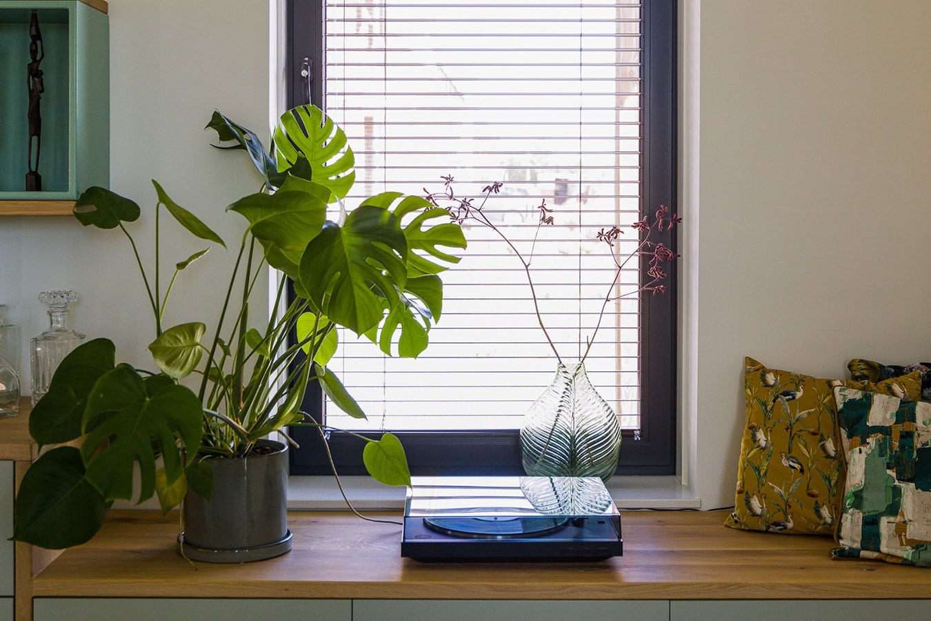 Moderne binnenruimte met hoogwaardige Knipping ramen in renovatieproject