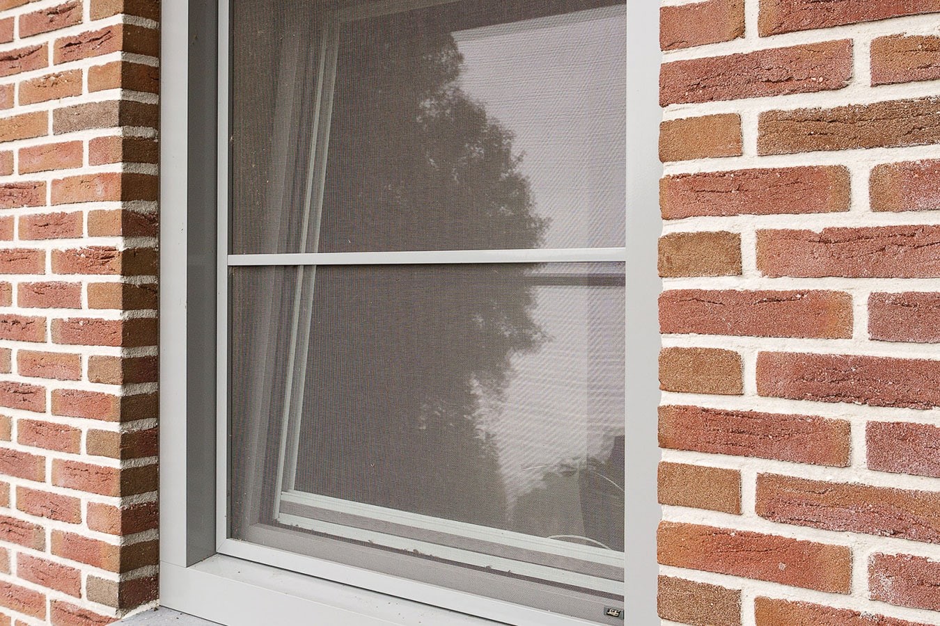 Knipping inzethor op maat voor optimale ventilatie in renovatieprojecten.