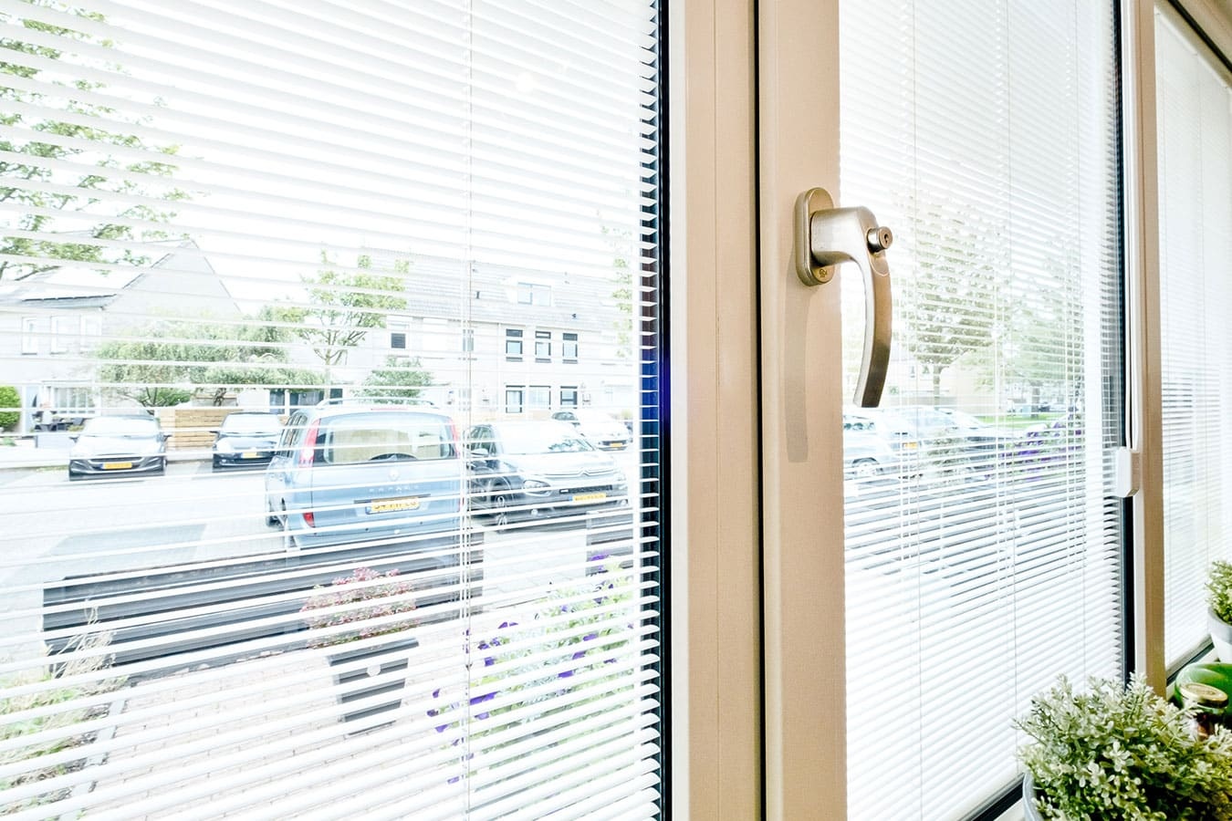 Knipping kozijn met geïntegreerd zonweringssysteem voor moderne woningbouw.