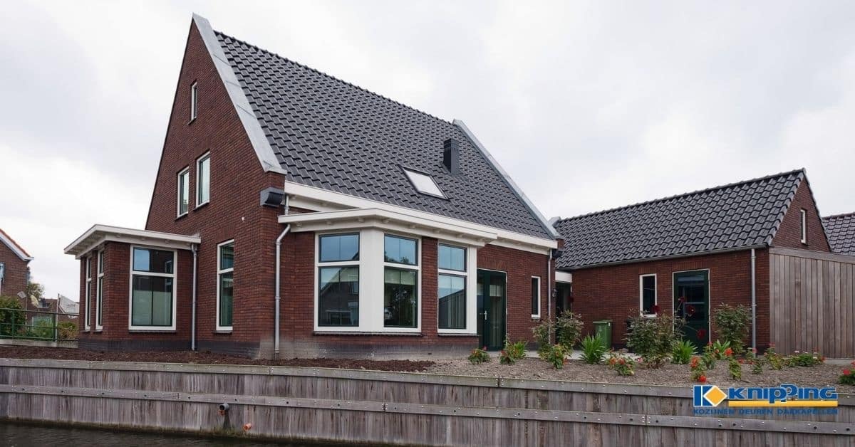 Installatie van moderne Knipping kozijnen in renovatieproject