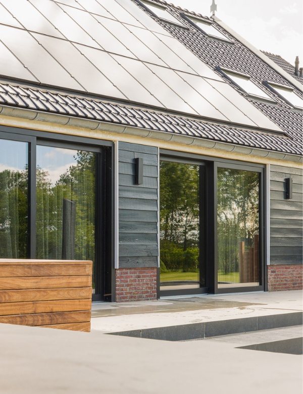 Moderne kozijnen geïnstalleerd voor renovatieproject woningbouw Knipping