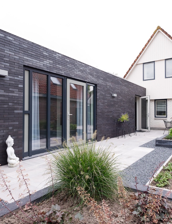 Knipping vakmanschap bij vernieuwde ramen in woningbouwproject