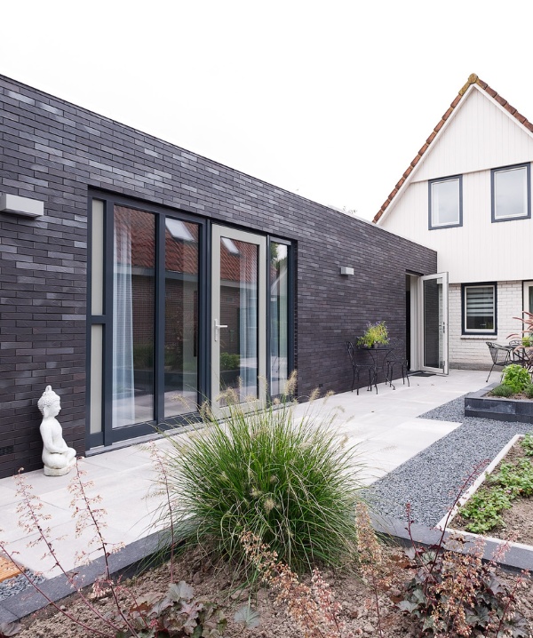 Nieuwe kozijnen geïnstalleerd in renovatieproject woningbouw