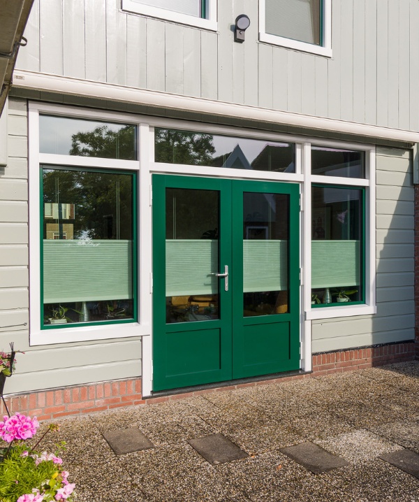 Moderne schuifpui in woningbouwproject, vakmanschap van Knipping