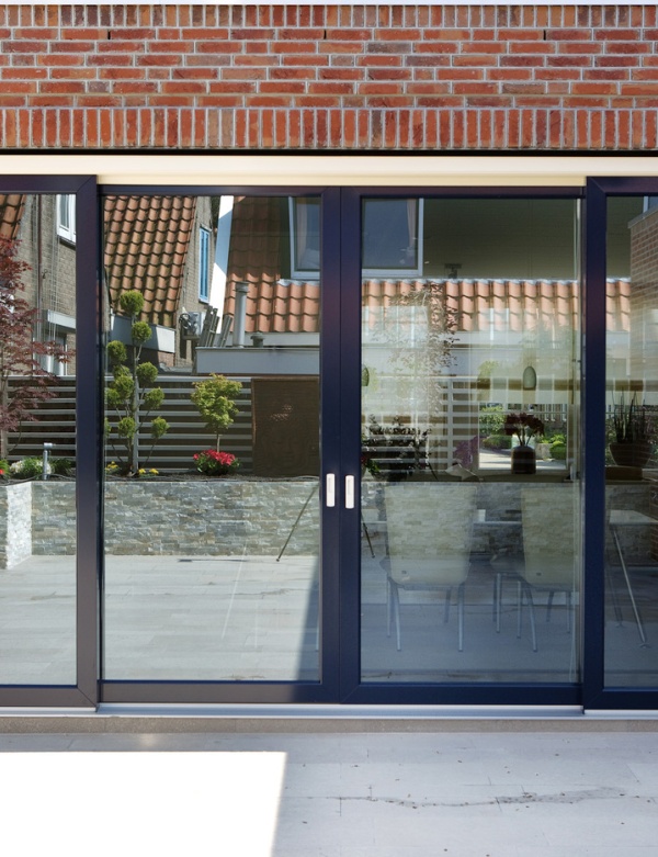 Knipping vakmanschap in woningbouw: modern raam met zonlicht reflecteert bouwkwaliteit.