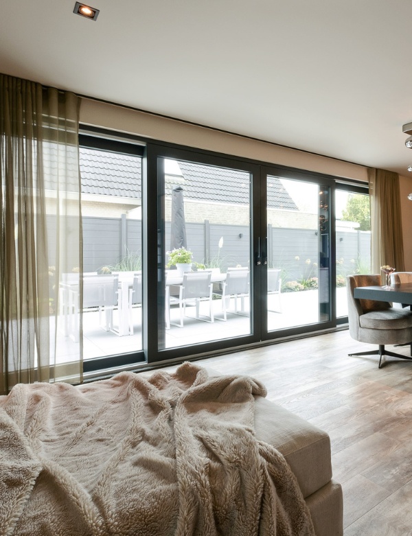 Moderne kozijnen geïnstalleerd door Knipping voor nieuwbouwproject.