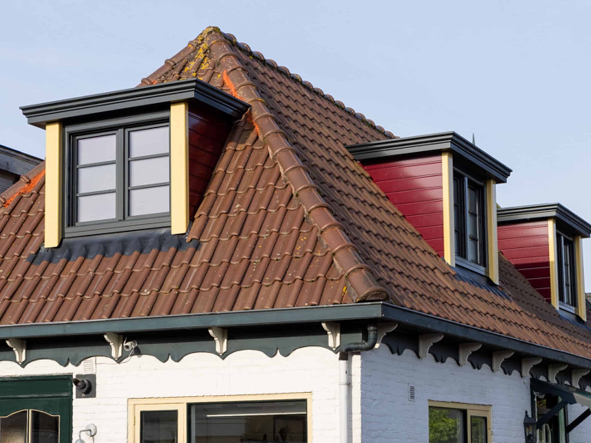 Moderne Knipping dakkapel in renovatie woningbouwproject