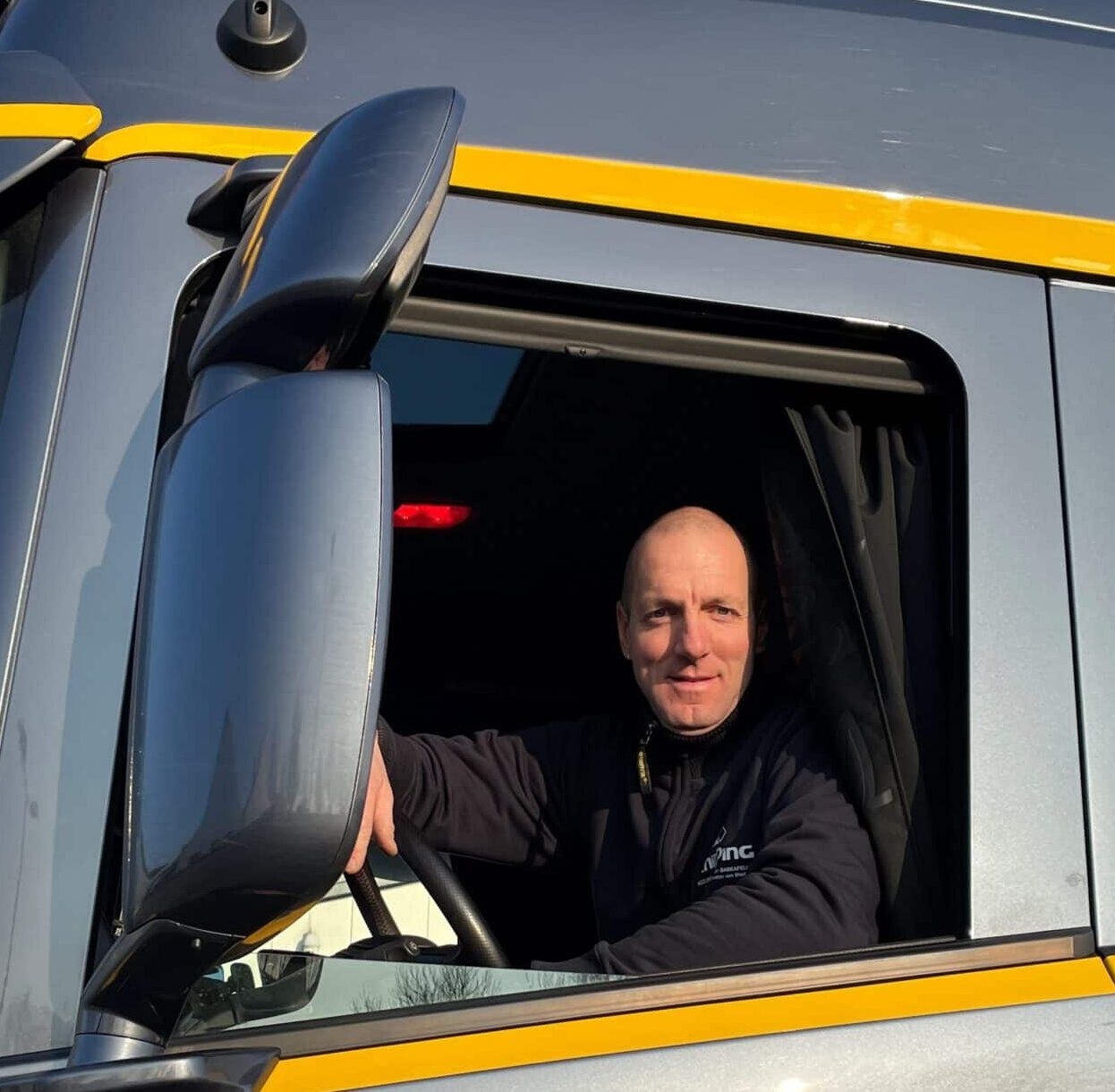 Vakman van Knipping werkt nauwkeurig aan kozijnen in woningbouwproject