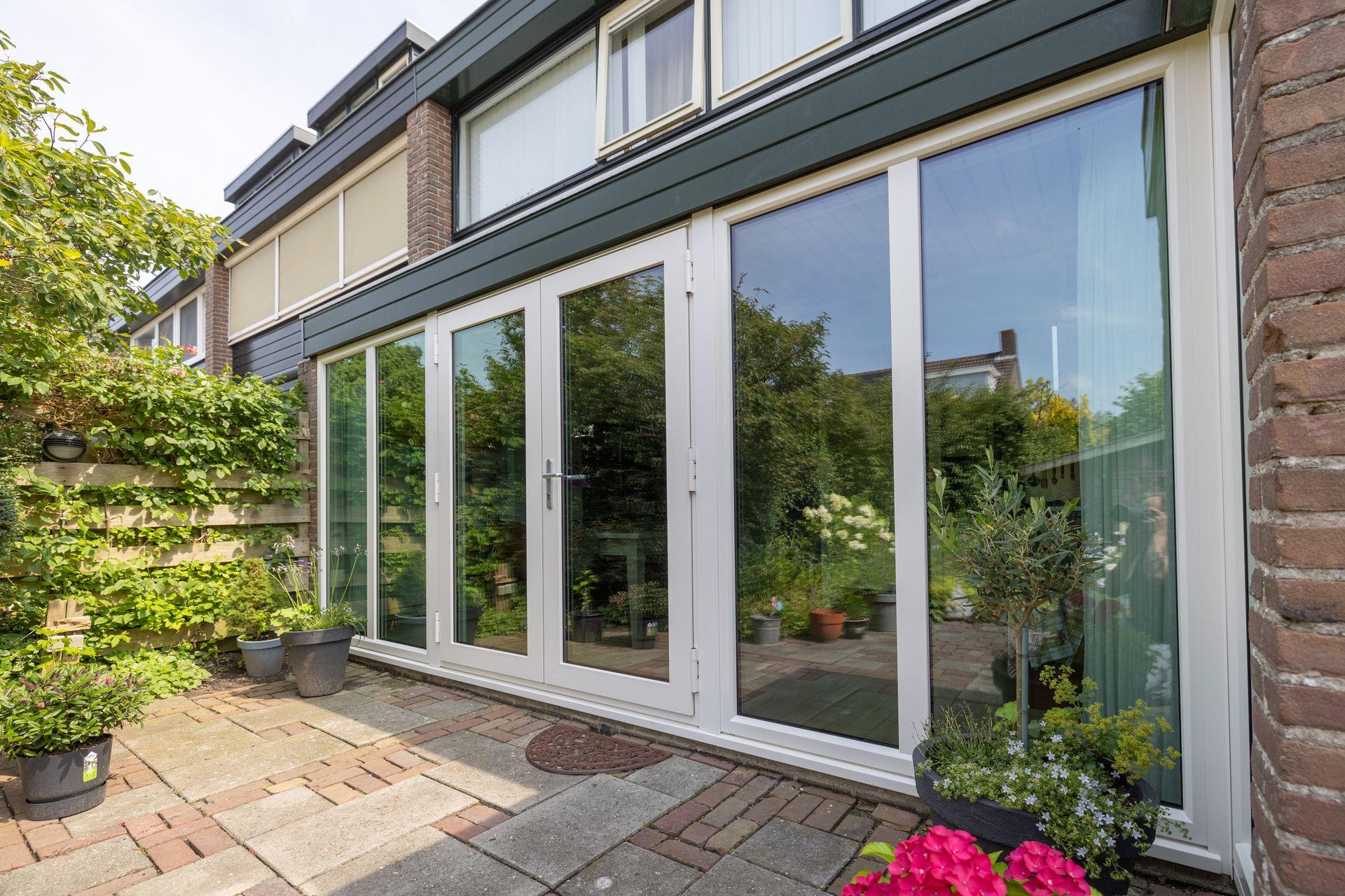 Knipping renovatie: moderne kozijnen aangebracht na verbouwing