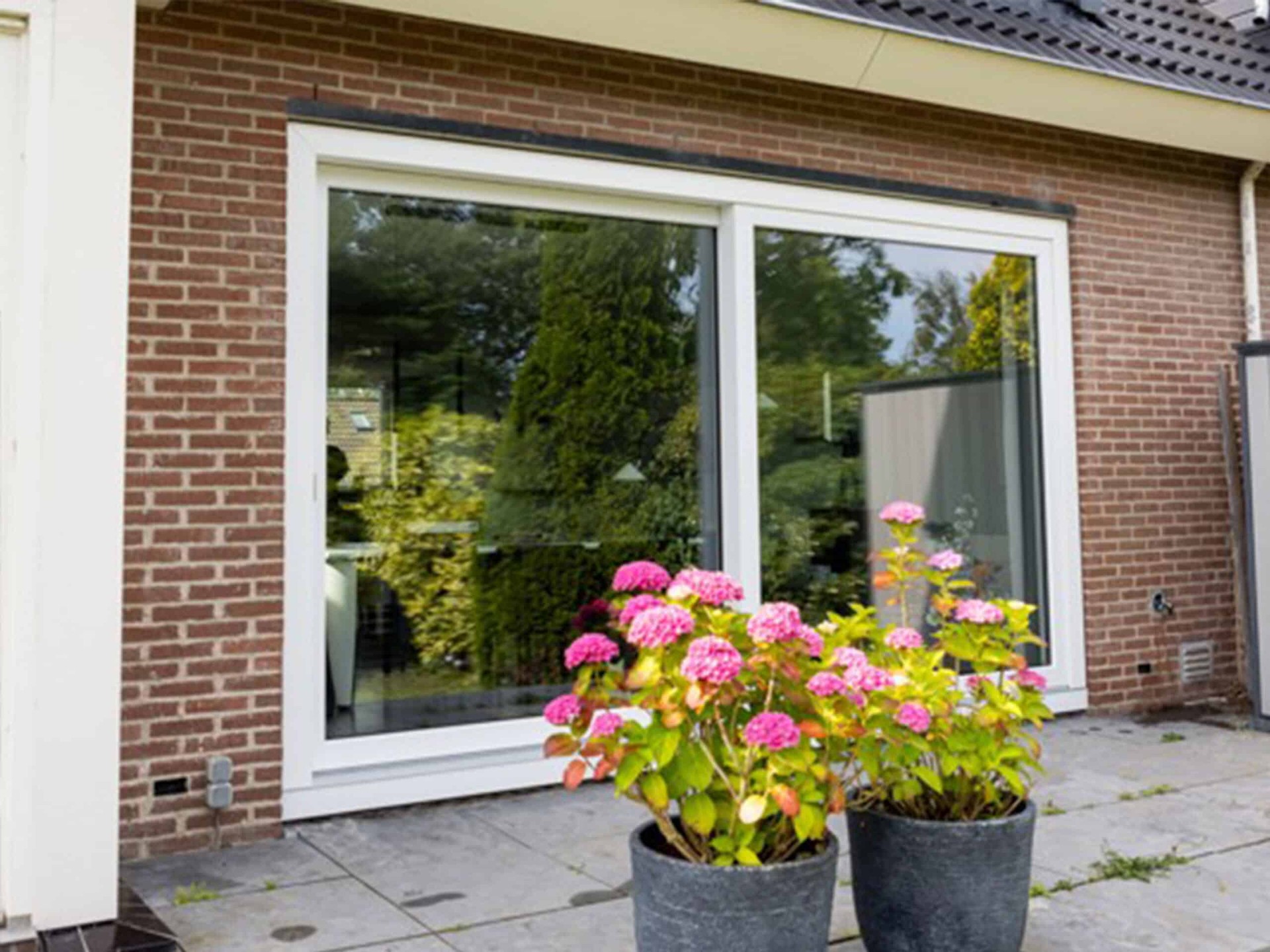 Moderne schuifdeur voor efficiënte ruimtebenutting in renovatie