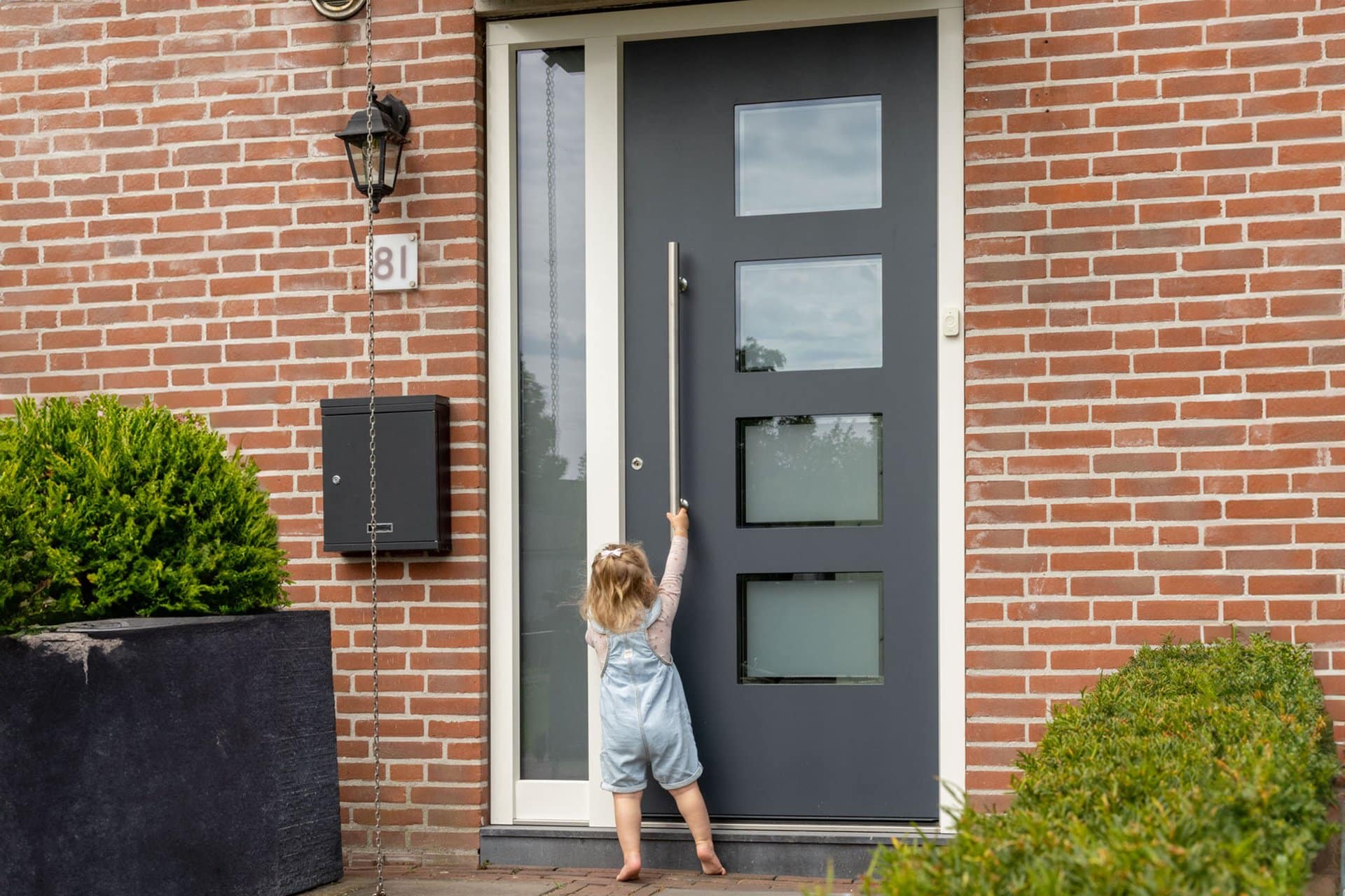 Moderne voordeur voor renovatieproject woningbouw Knipping