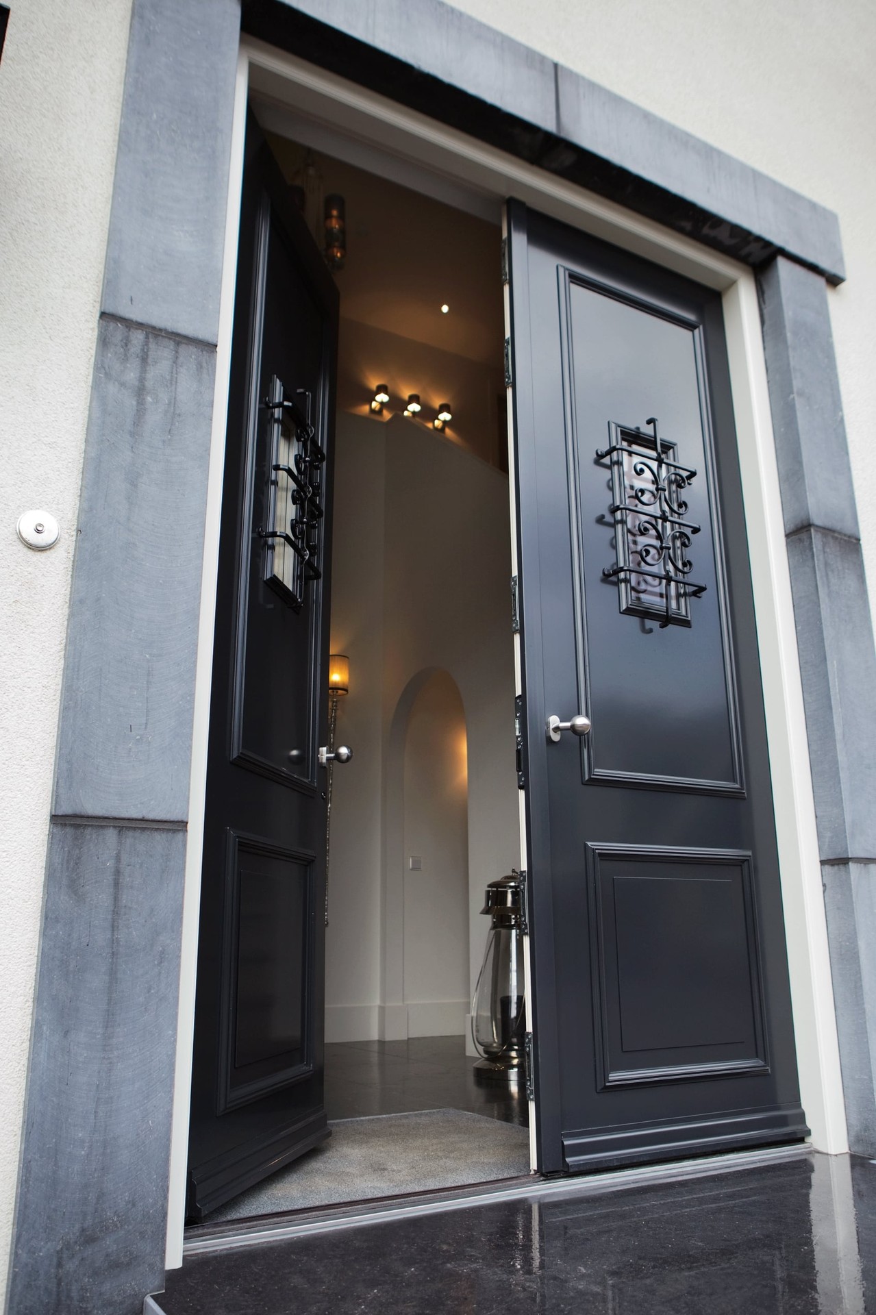 Kwalitatieve Knipping Kozijnen in Renovatieproject Moderne Knipping kozijnen geïnstalleerd tijdens renovatieproject in Urk, vakmanschap woningbouw renovatie.