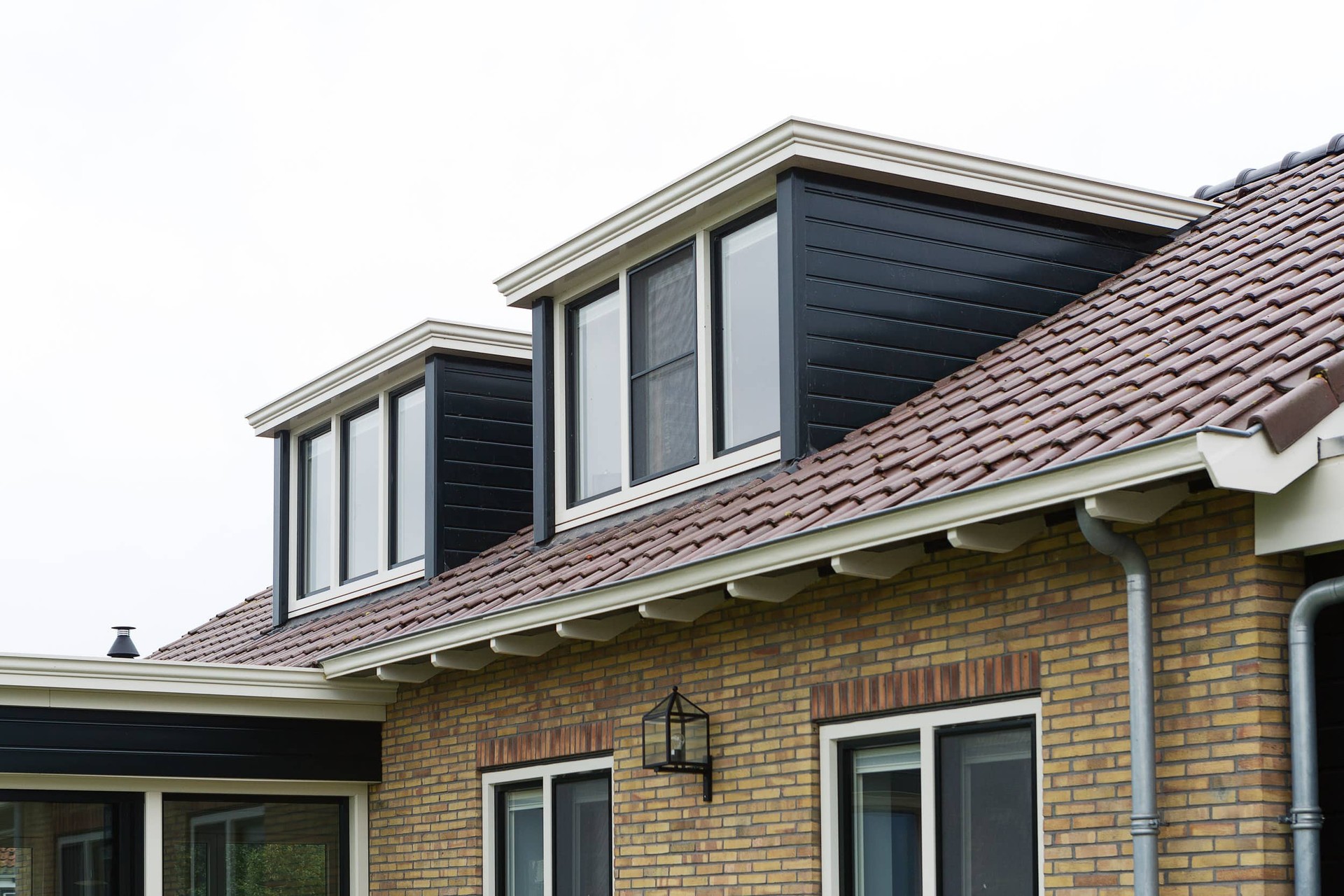 Kozijnmontage door Knipping voor optimale renovatie Moderne witte voordeur met glazen panelen van Knipping op een WordPress site.