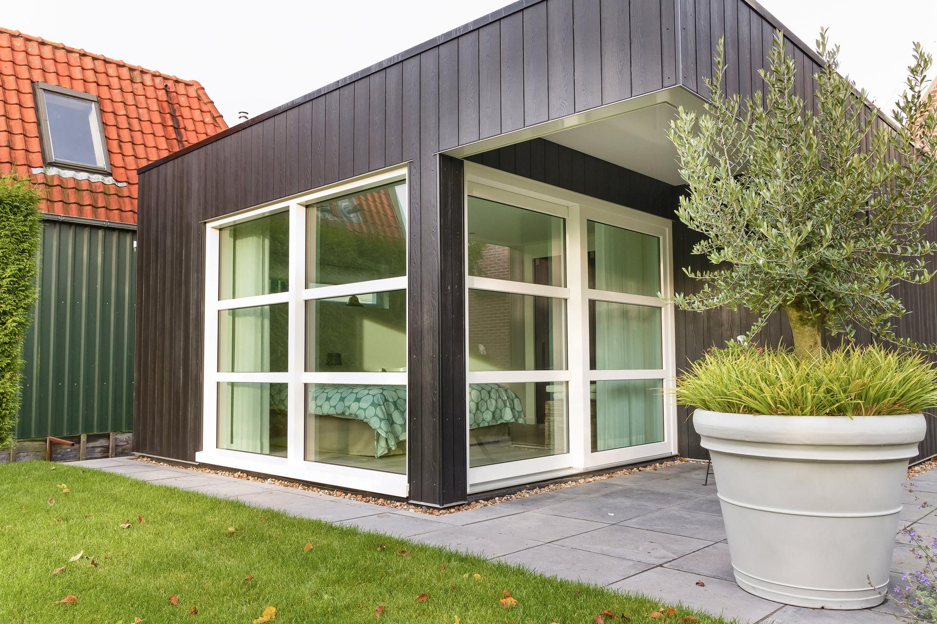 Kozijninstallatie voor renovatie door Knipping Moderne witte kunststof en aluminium kozijnen in huis met helder glas