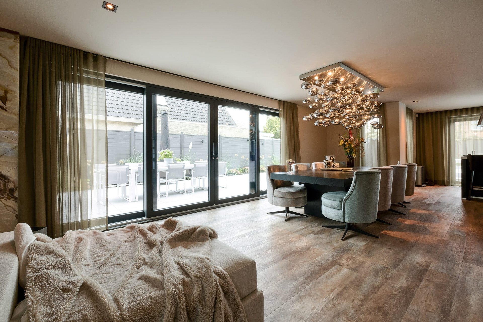 Knipping Ramenspecialist in Renovatieproject Moderne witte kunststof deur met glazen panelen in een huiselijke omgeving