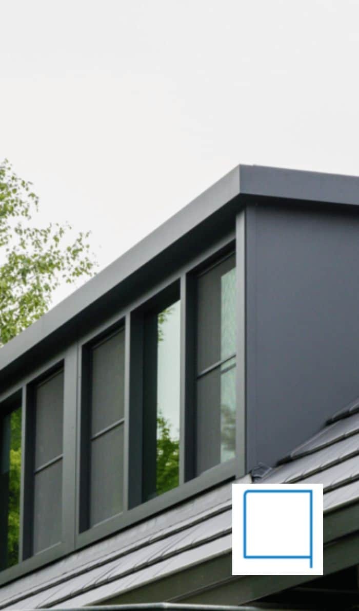 Moderne witte voordeur met glazen panelen en groene planten rondom