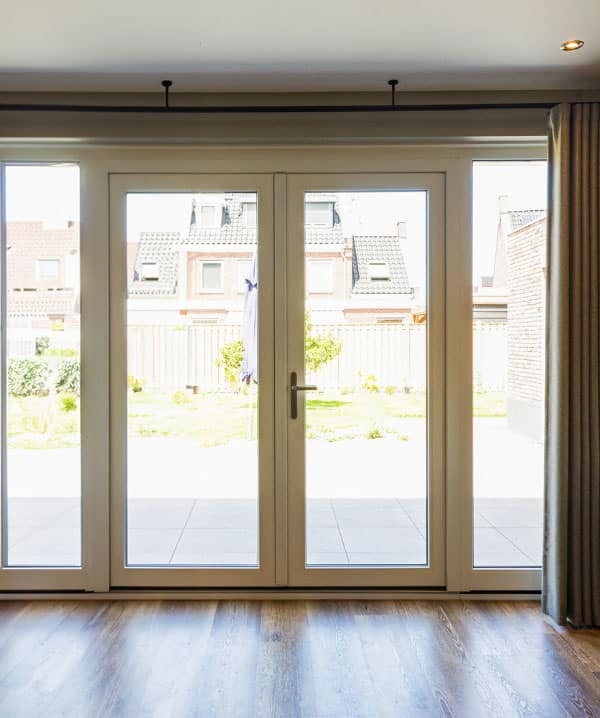 Moderne witte kunststof kozijnen met dubbel glas in een woonhuis