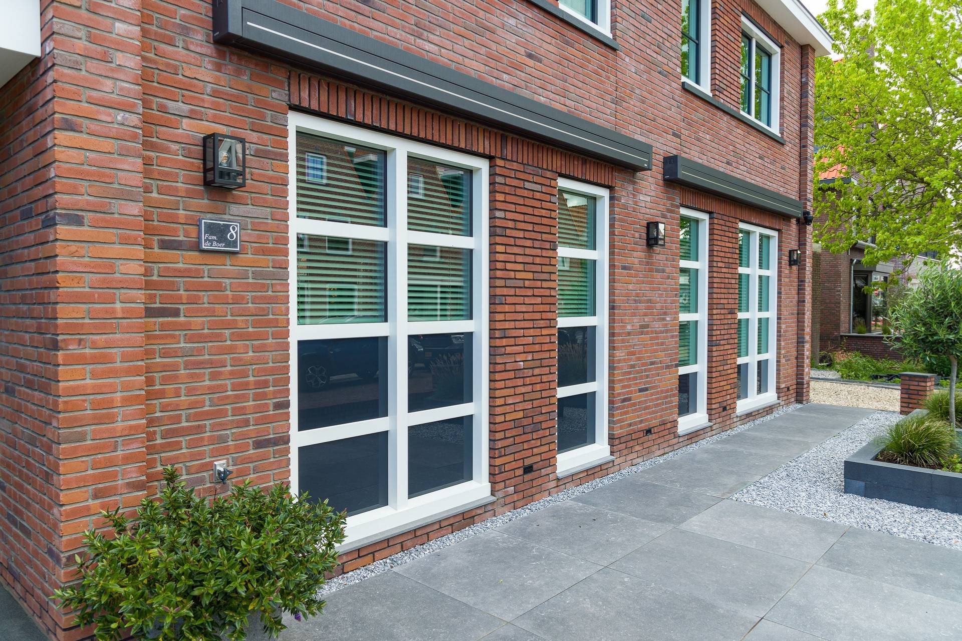 Modern Vakmanschap in Kozijnen van Knipping kunststof kozijnen met dicht paneel