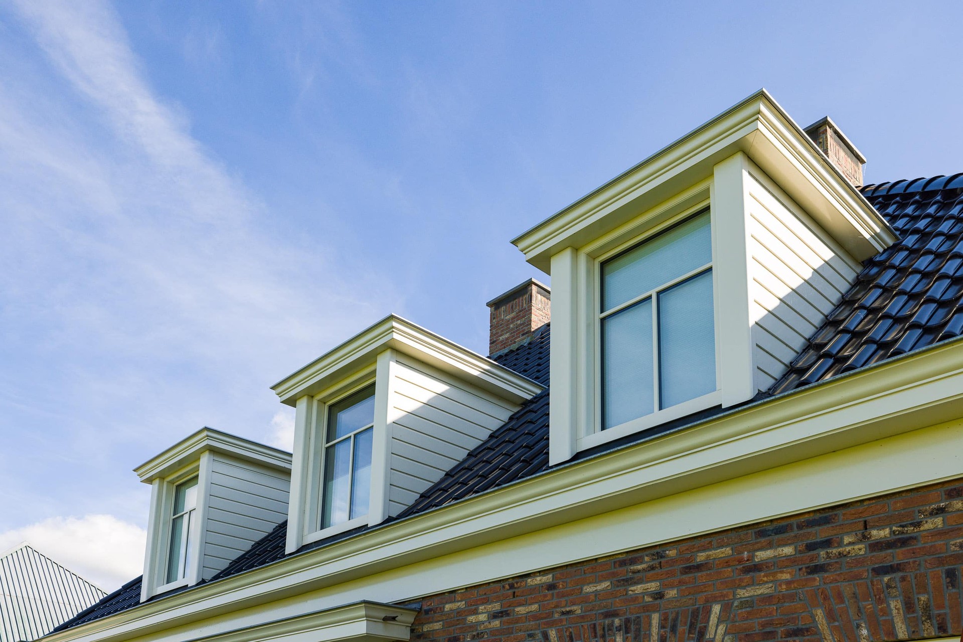 Kozijnen Renovatie Bouwproject – Knipping Moderne woonkamer met grote ramen en stijlvolle inrichting bij daglicht