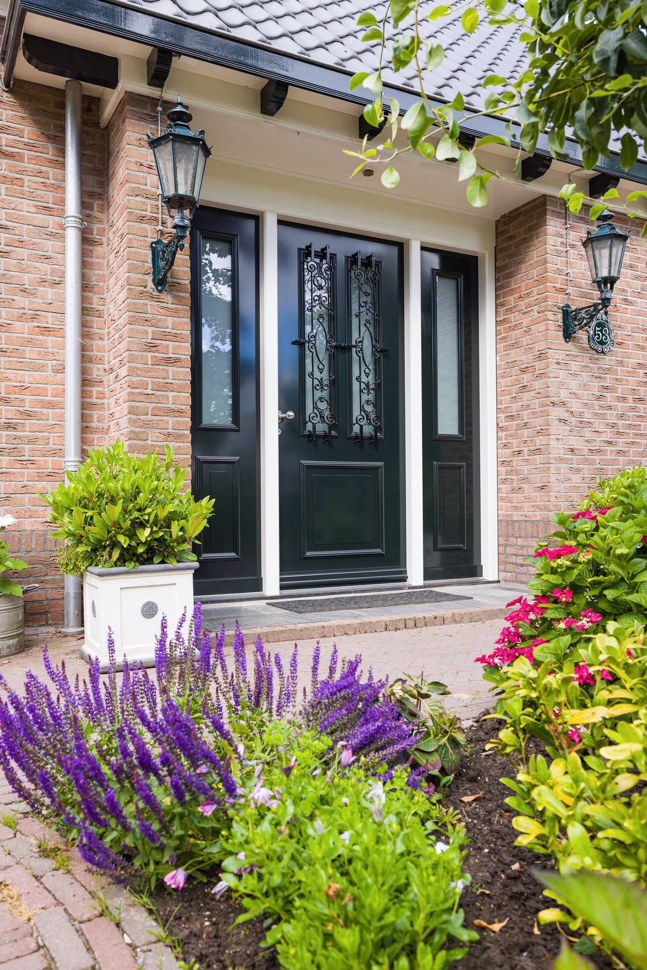 Vakmanschap in Knipping kozijnen installatie Bouwexpert monteert Knipping kozijn tijdens renovatieproject.