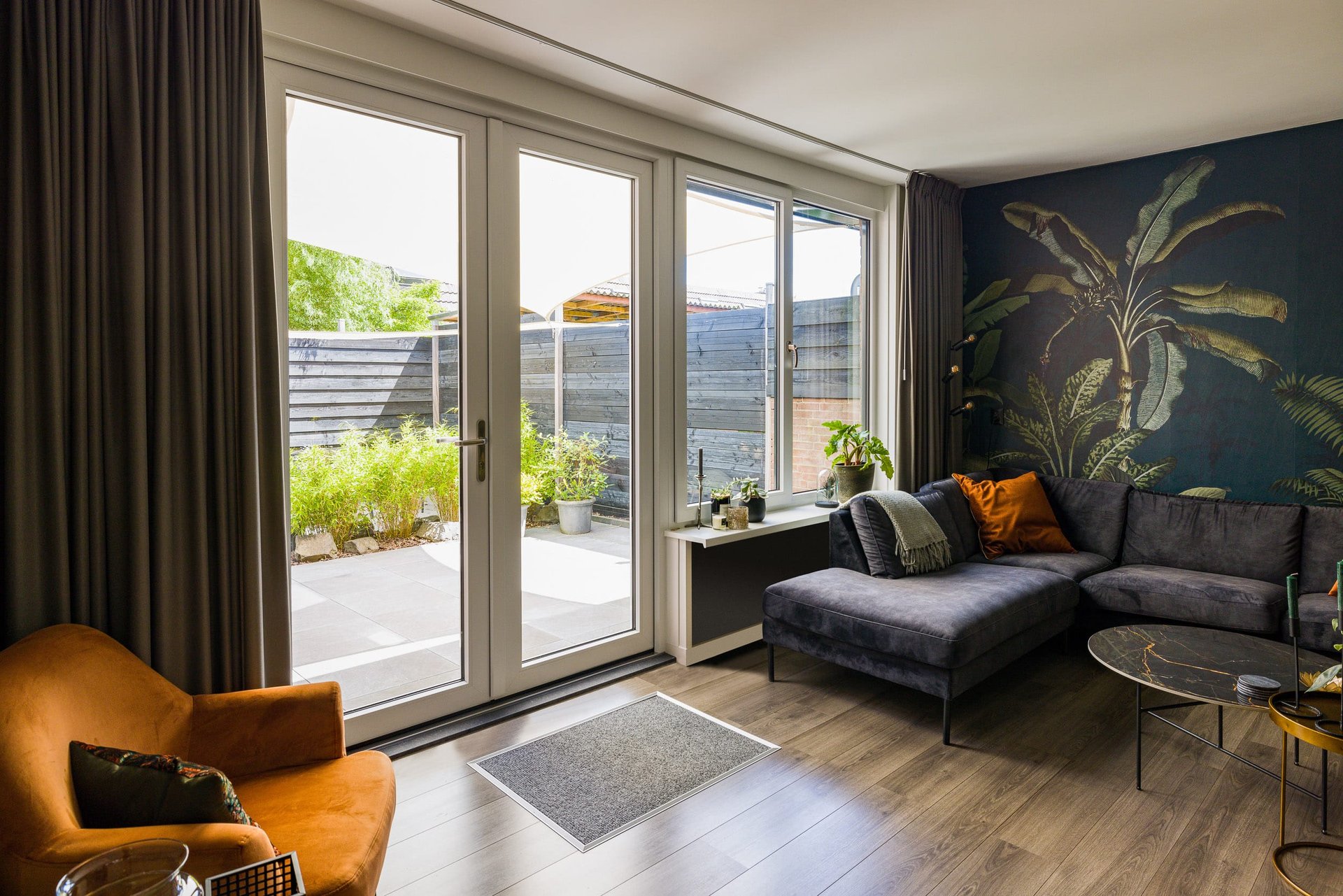 Moderne grijze kunststof ramen van Knipping in een eigentijdse woning.