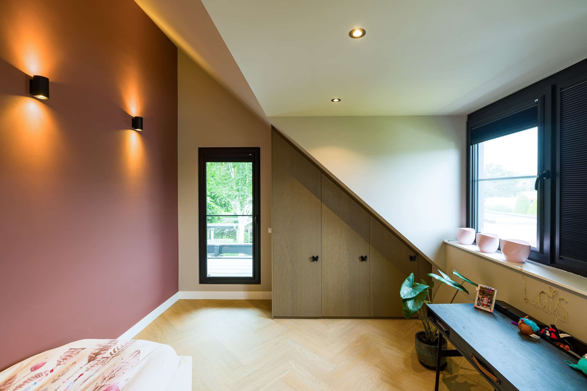 Energiezuinige kozijninstallatie door Knipping Elegante moderne terrasoverkapping met glazen panelen en witte frames in een tuinomgeving.