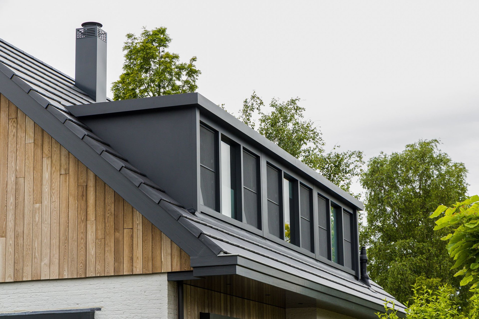 Energie-efficiënte Knipping kozijnen in bouwproject Moderne witte kunststof deuren van Knipping voor een energiezuinig huis met veel daglicht.