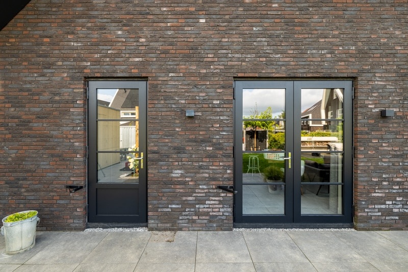 Moderne gevelramen van Knipping met zonwerend glas op een zonnige dag.