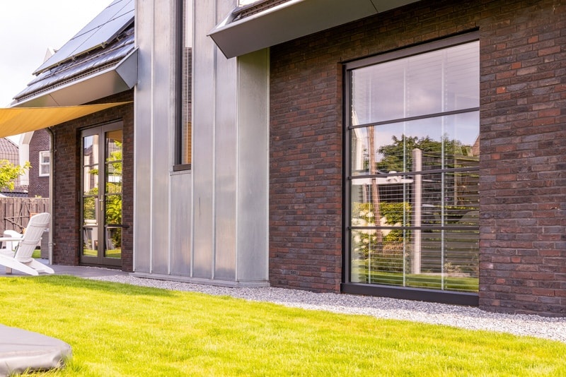 Kwaliteitskozijnen in moderne woningbouw Knipping kozijnen geïnstalleerd tijdens woningbouwproject met veel aandacht voor detail en vakmanschap.