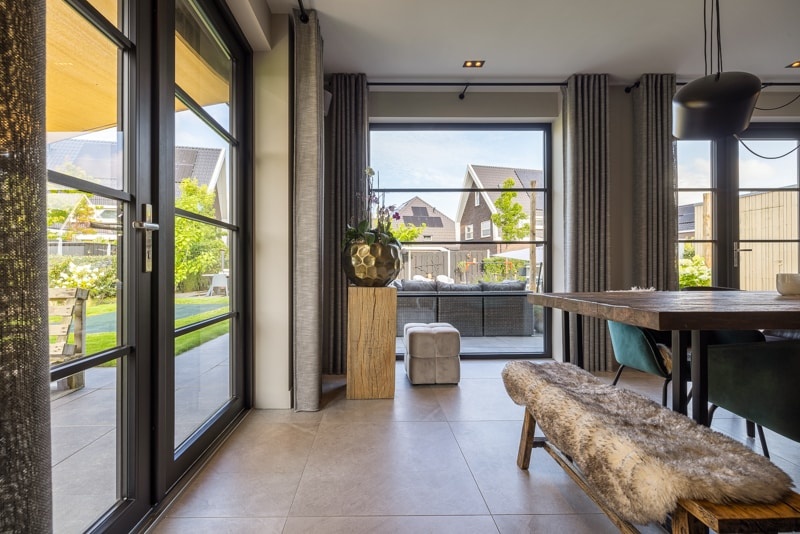 Moderne Knipping aluminium kozijnen in wit interieur