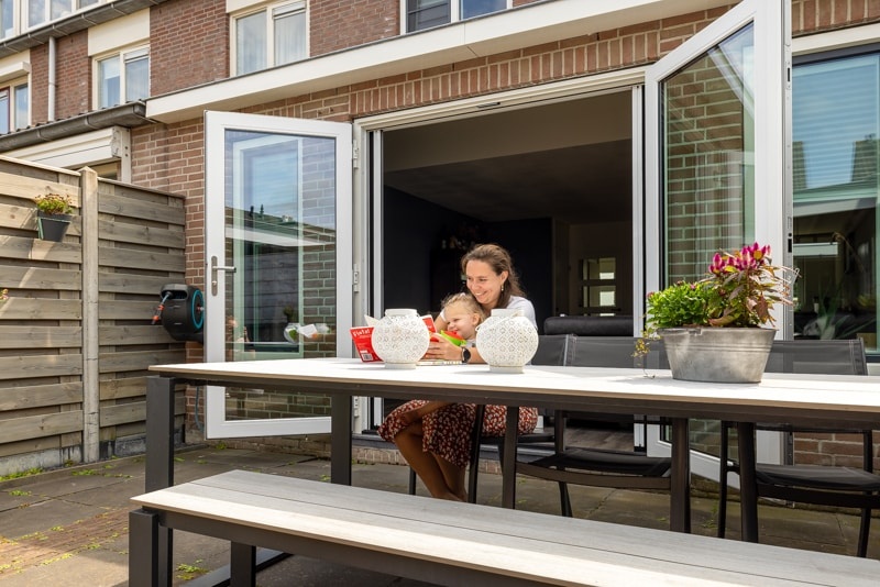 Moderne, energiezuinige kunststof kozijnen van Knipping in een lichte woonruimte met veel daglicht