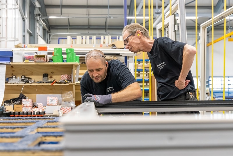 Moderne, stijlvolle witte tuindeuren met glazen panelen van Knipping op een zonnige dag.