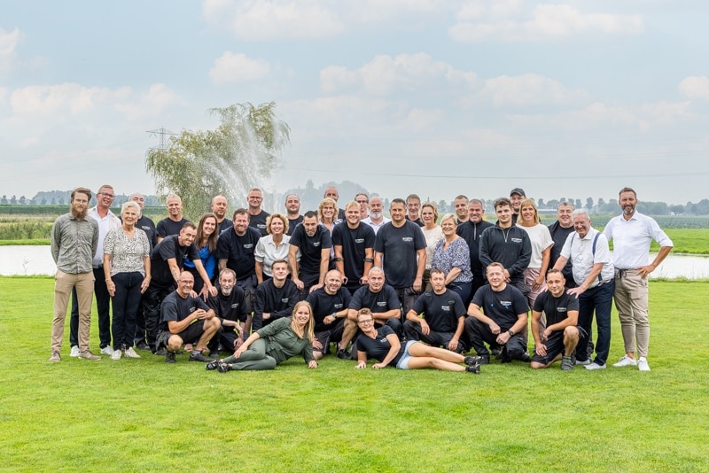 Moderne witte kunststof deur met glazen panelen en chromen handgreep voorhuis entree