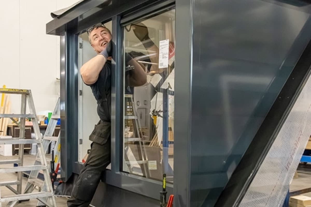 Moderne aluminium raam met strakke lijnen en dubbele beglazing, in een eigentijdse gebouwomgeving.