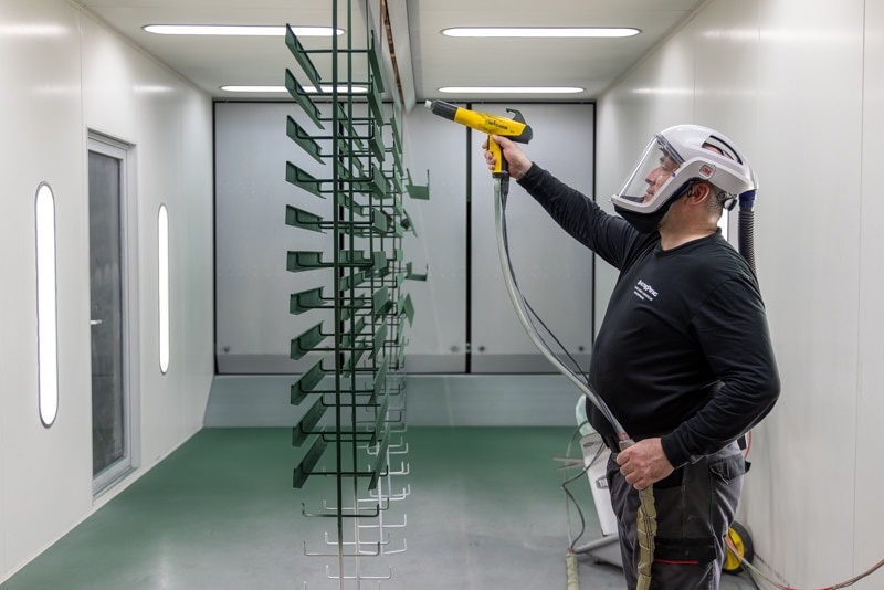 Moderne zwarte kunststof kozijnen met grote ramen in een wit huis