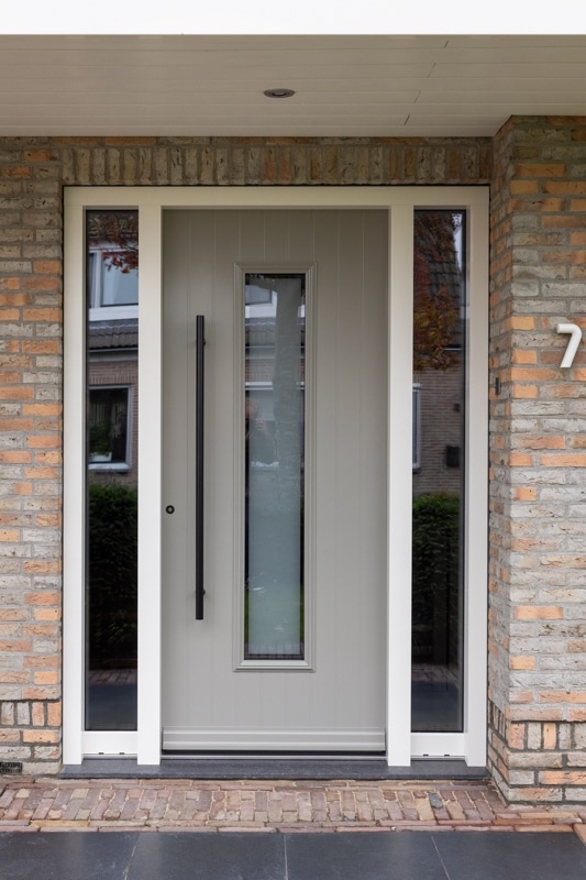 Innovatieve kozijnen in woningbouwproject Moderne, stijlvolle glazen schuifdeuren in een lichte woonkamer met houten vloer en minimalistische inrichting.