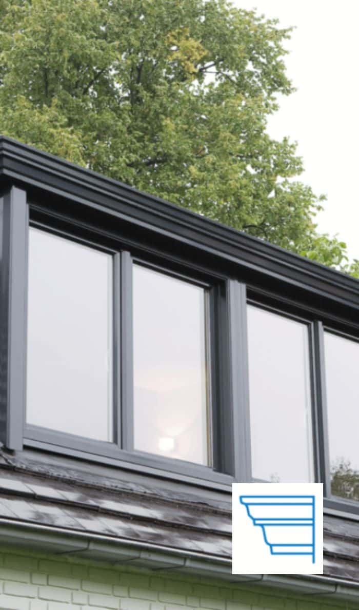 Moderne woning met grote ramen en strak ontworpen gevel