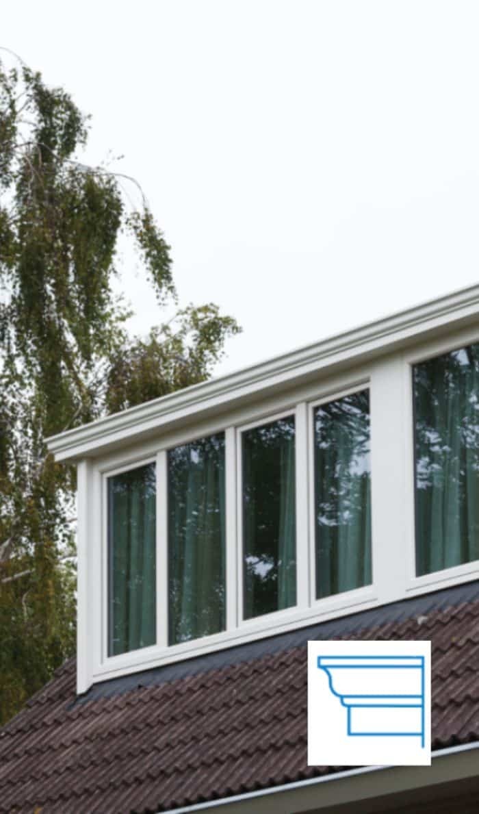 Moderne witte kunststof deur met glazen panelen en strak design, geplaatst in een rode bakstenen gevel.